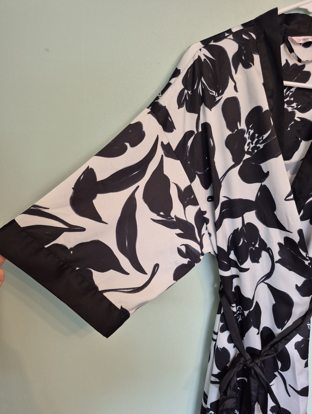 La Vie En Rose Women's Feminine Black & White Floral Satin Robe Size Small - Picture 4 of 9